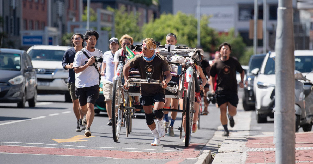 Japanese guy pulls 100kg cart, travels more than 6,000 km across Africa