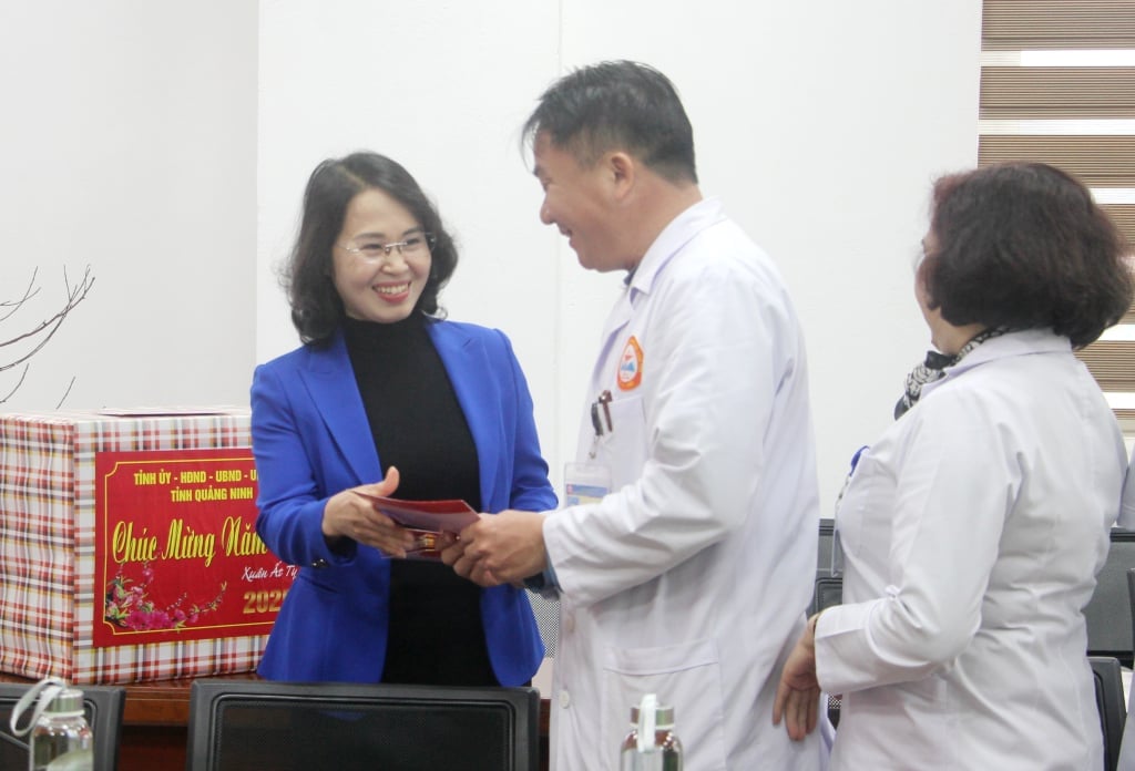 La camarada Trinh Thi Minh Thanh, subsecretaria permanente del Comité Provincial del Partido y presidenta del Consejo Popular Provincial, saludó con motivo del Tet a los médicos y enfermeras del Hospital General Regional de Cam Pha.