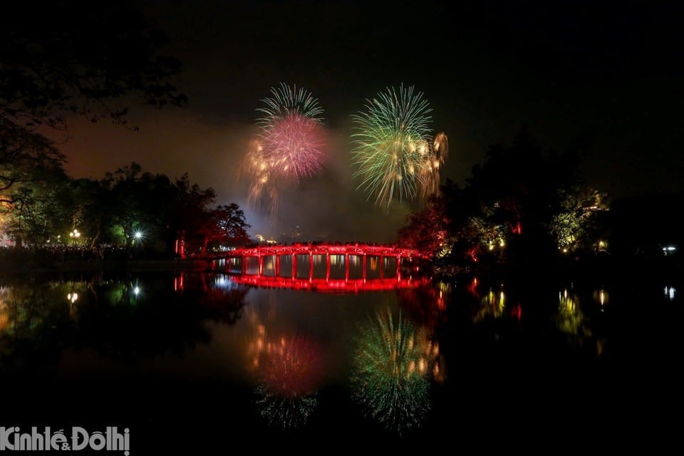 On the occasion of Lunar New Year 2025, Hanoi will organize fireworks displays in 30 districts, towns and cities. Illustrative photo