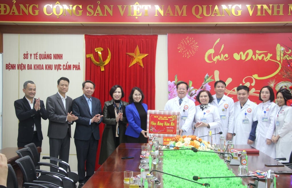 La camarada Trinh Thi Minh Thanh, subsecretaria permanente del Comité Provincial del Partido y presidenta del Consejo Popular Provincial, entregó regalos y deseos de Año Nuevo al personal y a los médicos del Hospital General Regional de Cam Pha.