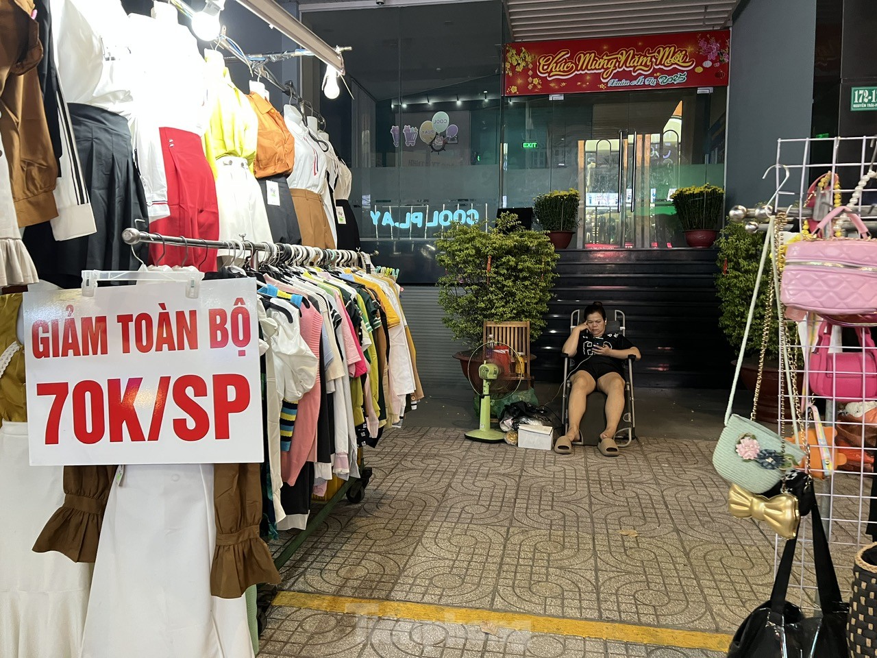 Trotz „abstürzender“ Preise warten Modehändler auf der Straße immer noch auf Kunden. Foto 2
