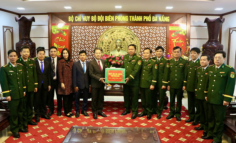 Secretary of the City Party Committee Nguyen Van Quang visited and wished Happy New Year to agencies and units