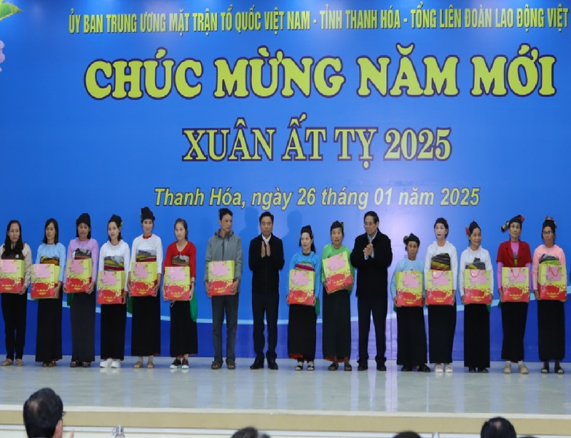 Thanh Hoa spends more than 375 billion VND to give to policy families, poor households, and disadvantaged households during Tet