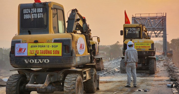 Workers work through Tet