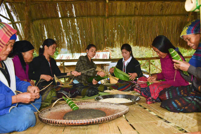 Vào dịp Tết Nguyên đán, đồng bào Vân Kiều, Pa Kô ở khắp các huyện Hướng Hóa, Đakrông tổ chức gói bánh beng. Ảnh: Võ Dũng.