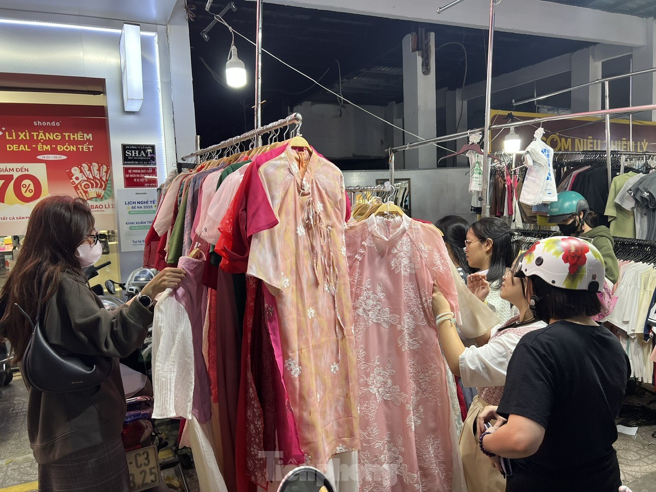 Trotz „abstürzender“ Preise warten Modehändler auf der Straße immer noch auf Kunden Foto 11