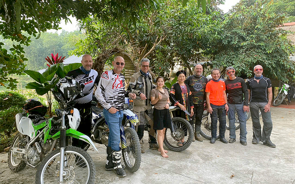 Ausländische Touristen genießen es, die Dorfkultur und ethnische kulturelle Identität in der Gemeinde Vu Linh im Bezirk Yen Binh zu erleben.