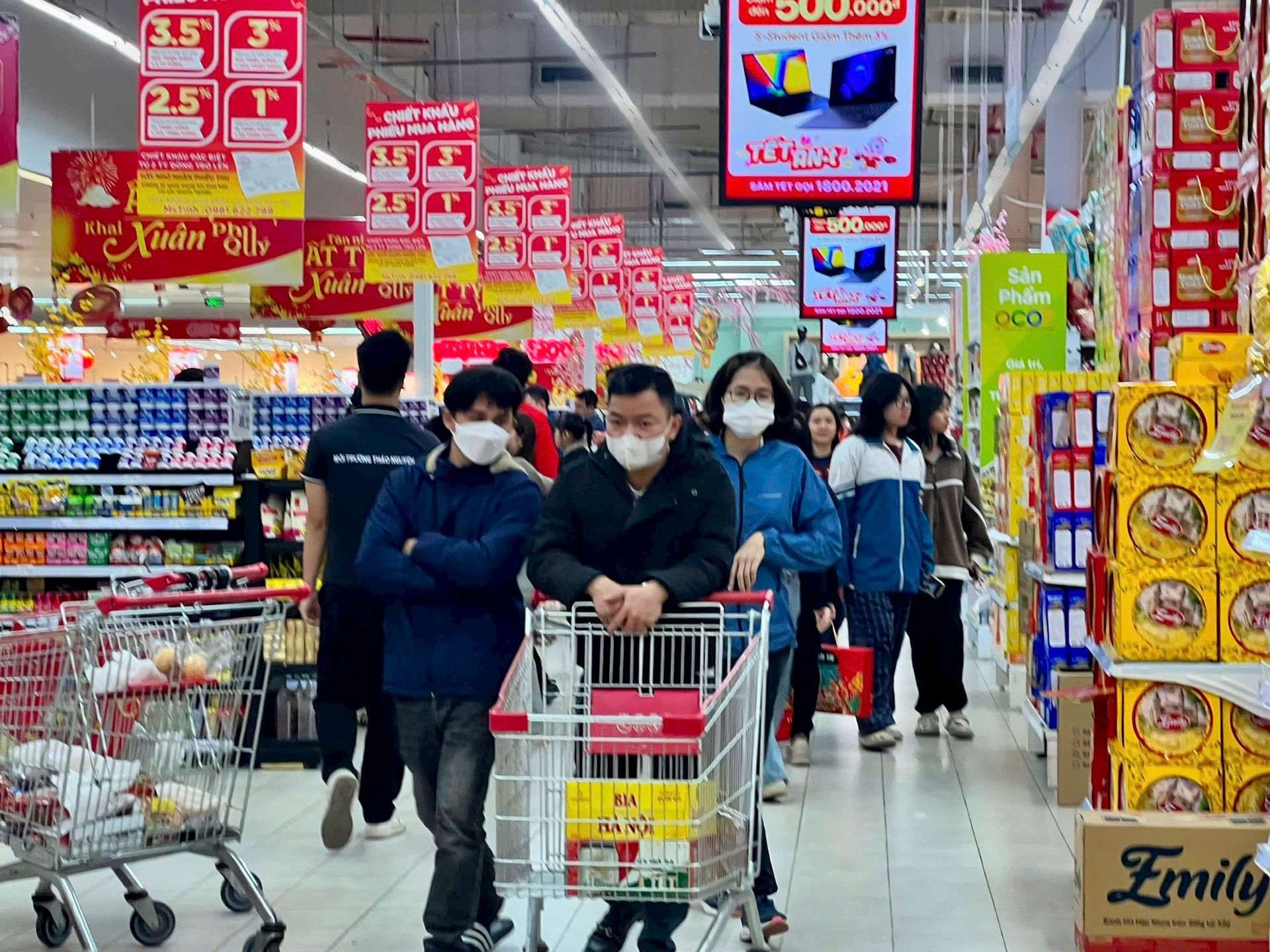 El número de personas que hacen compras para el Tet en los supermercados de Hai Duong aumentó drásticamente.