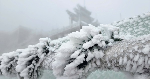 Schnee fällt, Frost bedeckt das Dach Indochinas