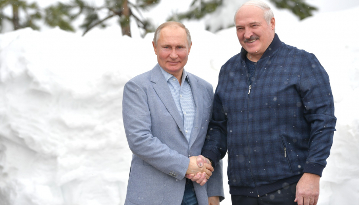 Lukashenko នៅលើផ្លូវសម្រាប់ជ័យជំនះភ្លូកទឹកភ្លូកដីនៅក្នុងការបោះឆ្នោតបេឡារុស្ស