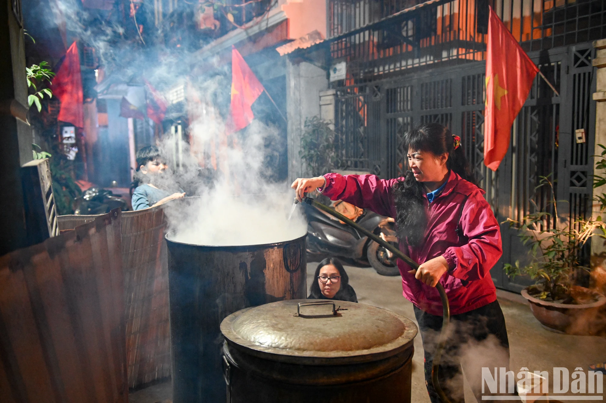 [写真] 家族が集まり、テトのために一晩中起きてバインチュンの鍋を見守る 写真7