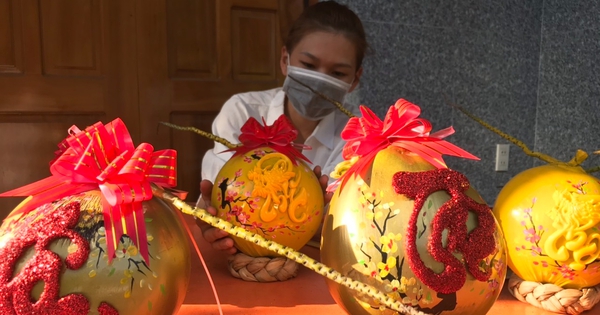 Kokosnüsse erhalten neue Kleidung, um Menschen zu servieren, die Tet feiern. Kunden bitten darum, sie in Khanh Hoa zu kaufen.