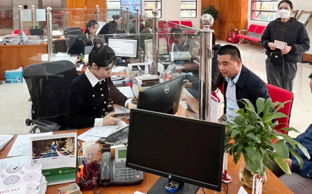 يقوم العملاء بإجراء معاملاتهم في فرع Agribank Yen Bai Province.