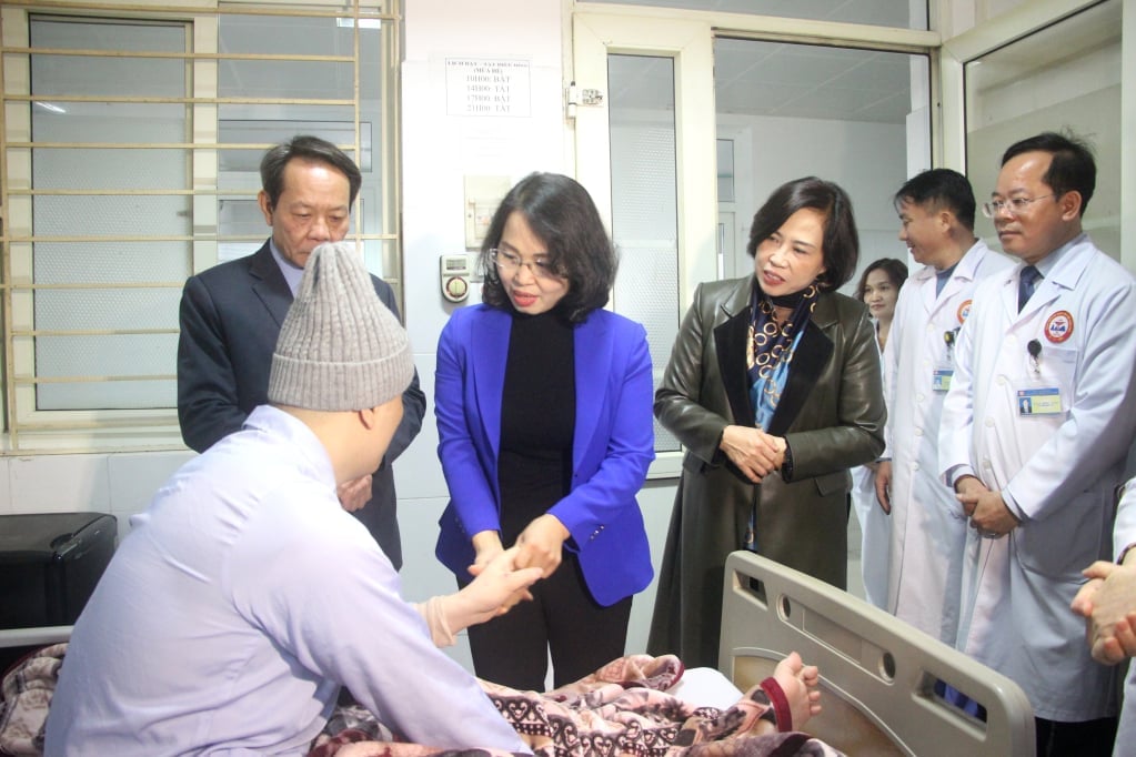 La camarada Trinh Thi Minh Thanh, subsecretaria permanente del Comité Provincial del Partido y presidenta del Consejo Popular Provincial, visitó y animó a los pacientes que estaban siendo tratados en el Hospital General Regional de Cam Pha.