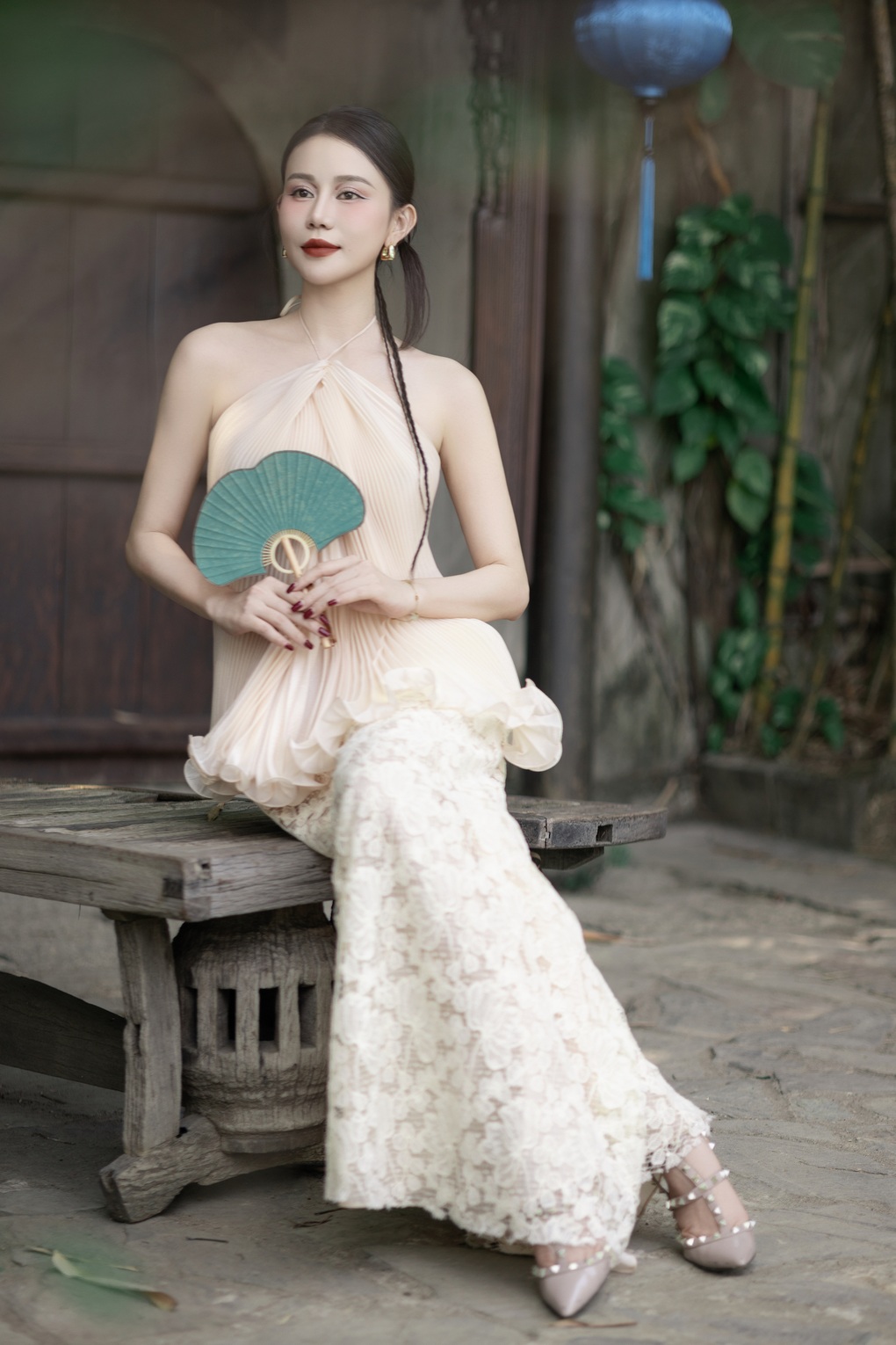 Cao Thùy Trang hóa nàng xuân khoe dáng với áo dài, áo yếm - 2