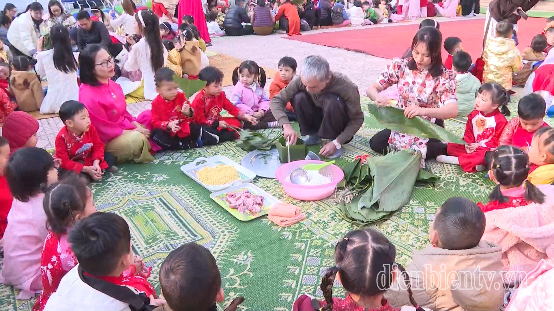 Lưu giữ nét đẹp gói bánh chưng ngày Tết