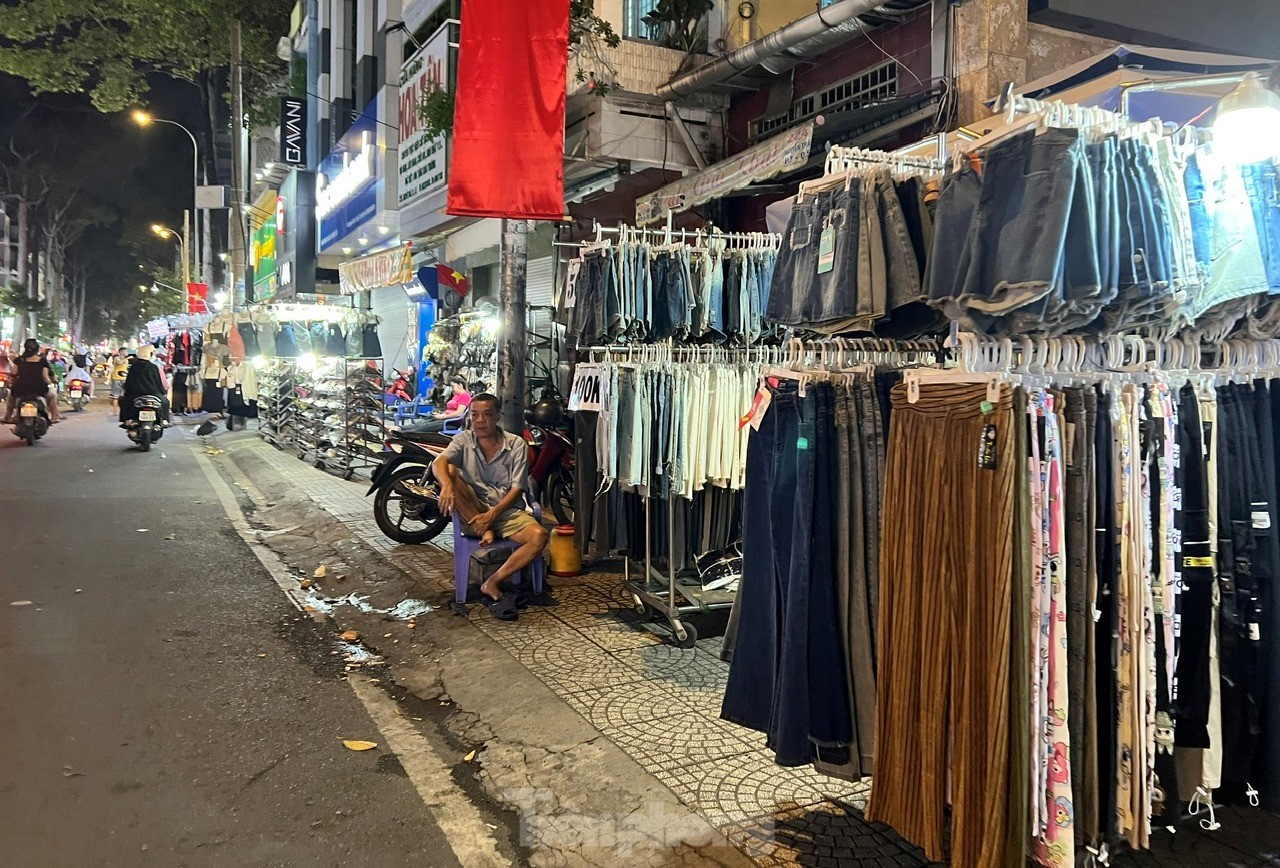 Trotz „abstürzender“ Preise warten Modehändler auf der Straße immer noch auf Kunden. Foto 3