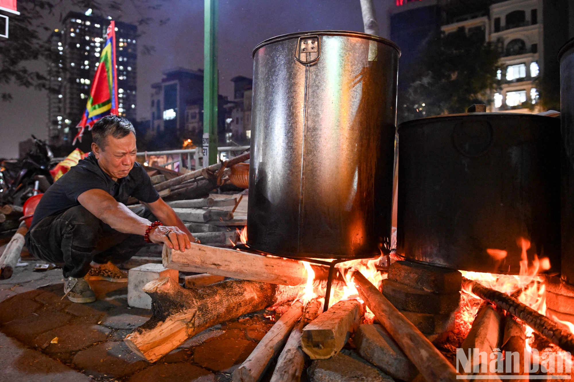 [写真] 家族が集まり、テトのために一晩中起きてバインチュンの鍋を見守る 写真 1