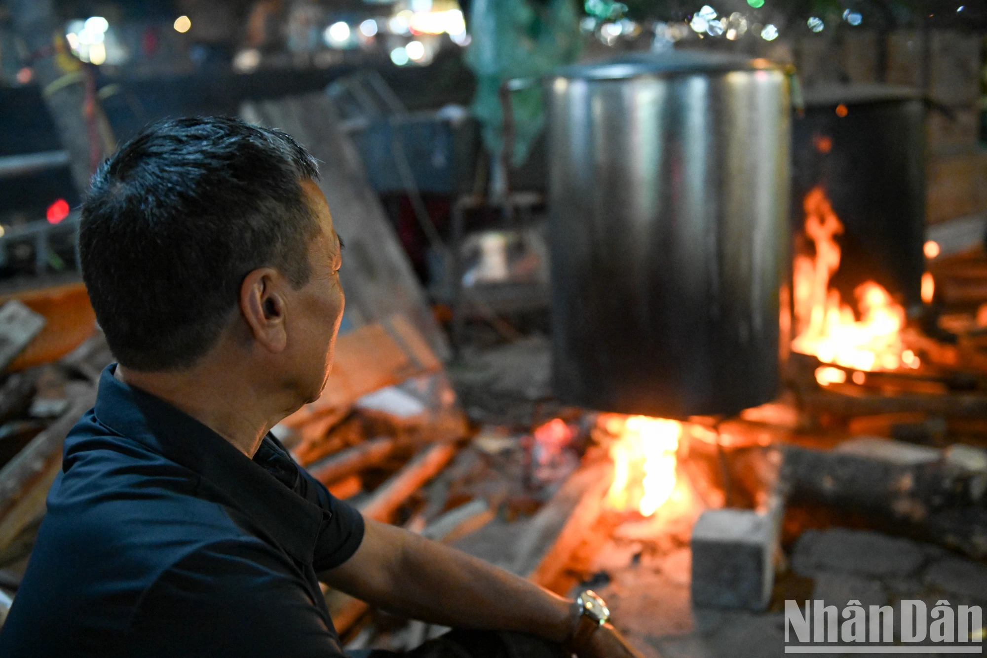 [写真] 家族が集まり、テトのためにバインチュンの鍋を見守るために夜通し起きている写真2