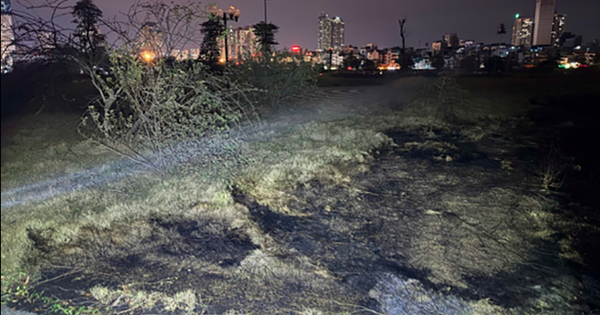 Un dron pirotécnico se estrella en un terreno baldío y prende fuego a la hierba seca