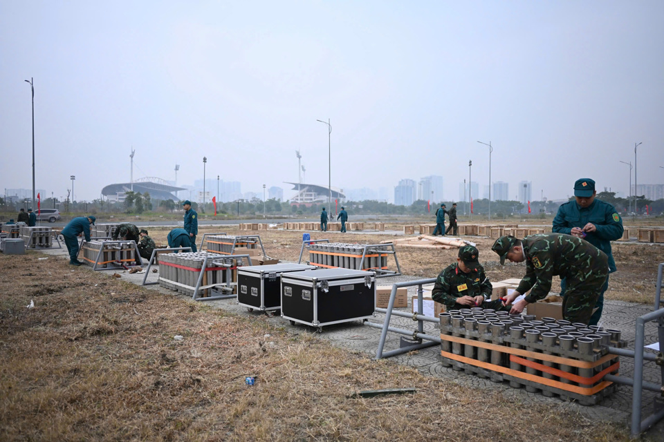 Officers and soldiers of the Hanoi Capital Command prepare for the fireworks display to serve the people. (Photo: Nguyen Trong)