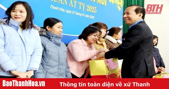 Chairman of Thanh Hoa Provincial Labor Federation presents gifts from the Prime Minister to workers