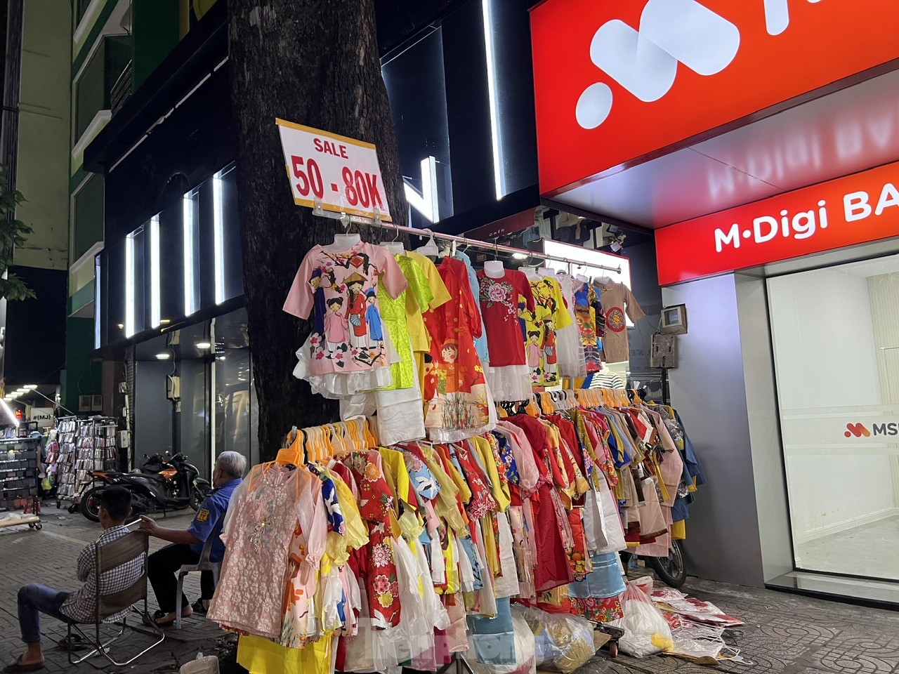Trotz „abstürzender“ Preise warten Modehändler auf der Straße immer noch auf Kunden. Foto 9