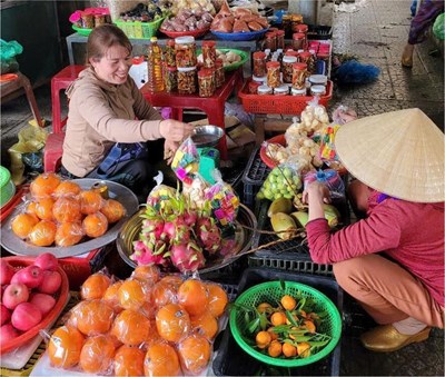 Returning to the countryside market, rediscovering the old Tet flavor