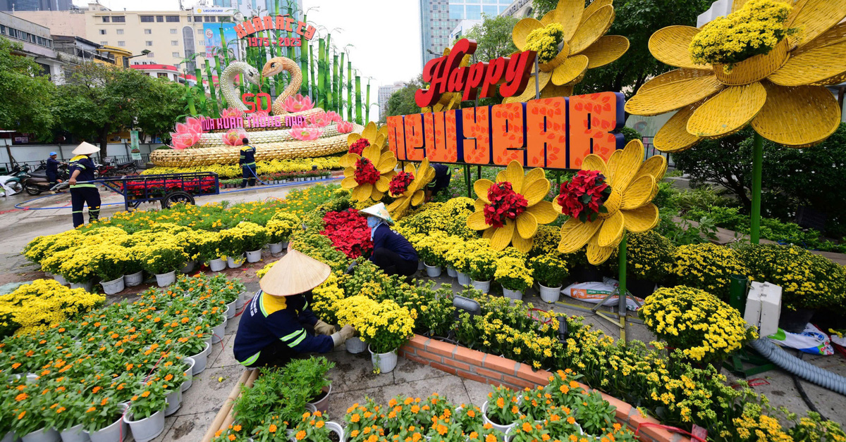 7 أماكن وقوف السيارات للأشخاص القادمين إلى شارع Nguyen Hue Flower في Tet At Ty 2025