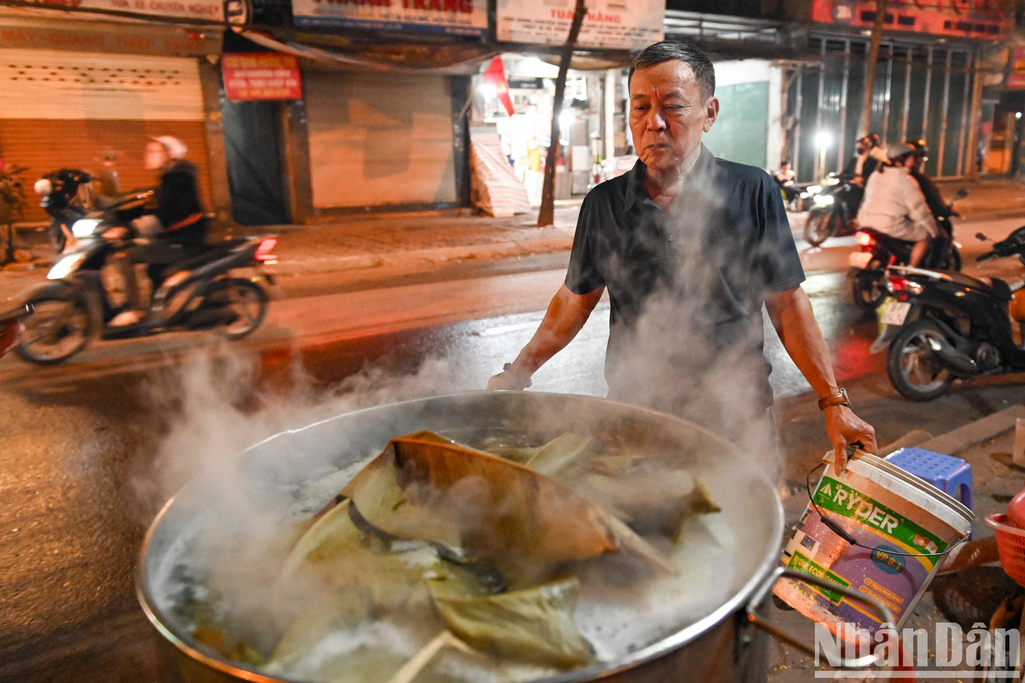 [写真] 家族が集まり、テトのために一晩中起きてバインチュンの鍋を見守る 写真3