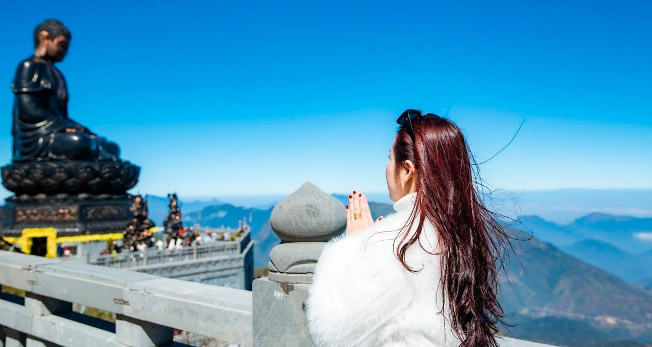 많은 사람들이 연초 봄 여행을 위해 산을 선택합니다.