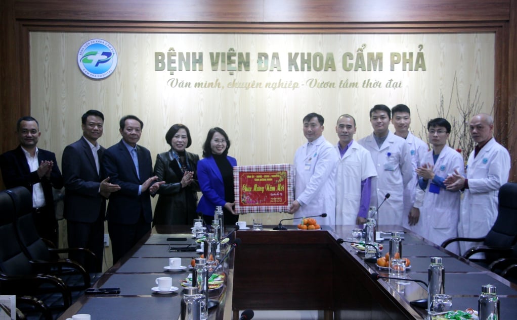 La camarada Trinh Thi Minh Thanh, subsecretaria permanente del Comité Provincial del Partido y presidenta del Consejo Popular Provincial, entregó regalos del Tet al personal y a los médicos del Hospital General de Cam Pha.