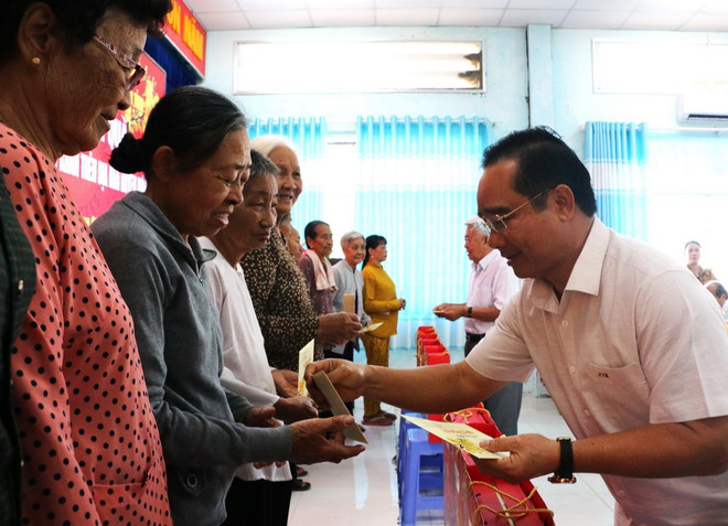 Continuing faith, adding motivation to help the poor have a warm Tet