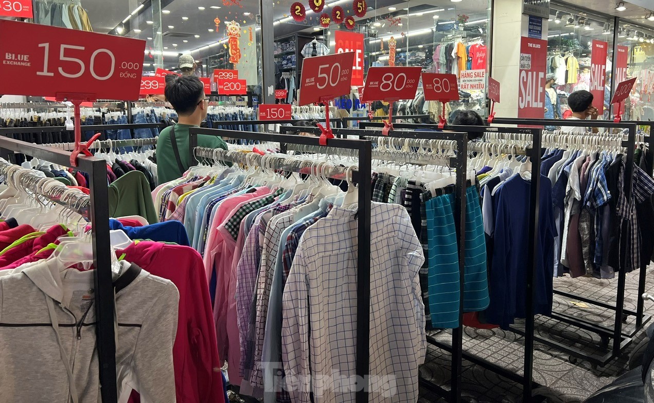Trotz „abstürzender“ Preise warten Modehändler auf der Straße immer noch auf Kunden. Foto 4