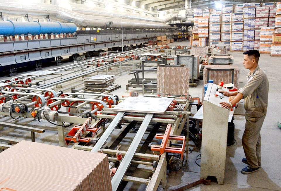 Ligne de production de tuiles chez CMC Joint Stock Company, parc industriel de Thuy Van, ville de Viet Tri.