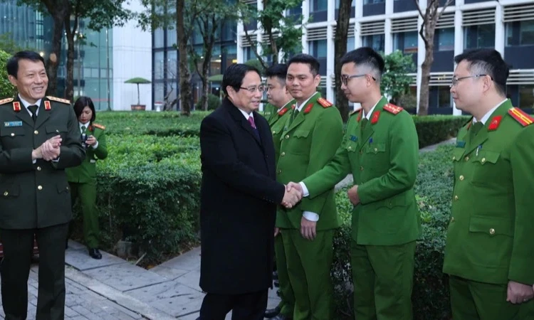 El Primer Ministro Pham Minh Chinh visitó, extendió saludos de Año Nuevo e inspeccionó el trabajo de servicio en varias unidades policiales y militares.