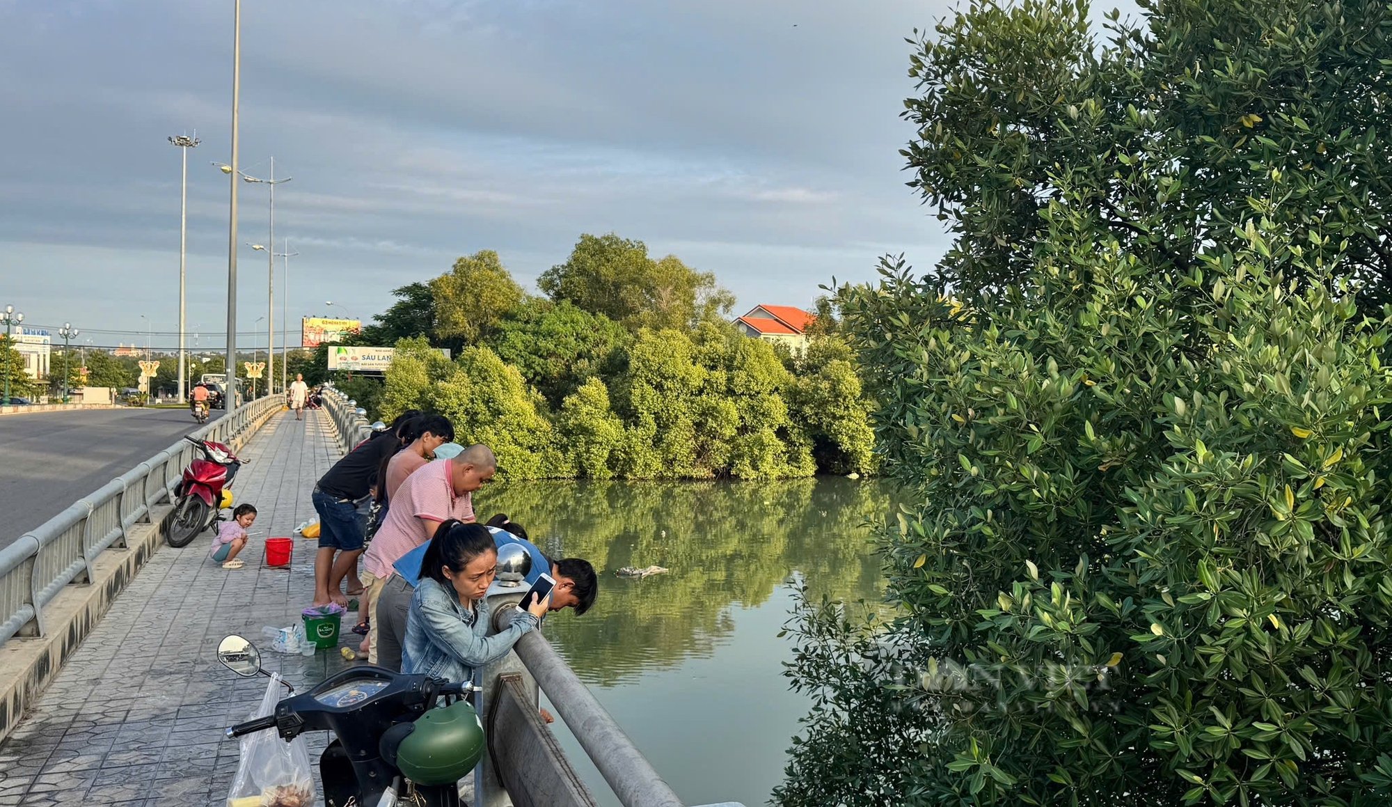 Chỉ cần bỏ loại bột trắng vào chai, không cần lưỡi, người dân bên sông Cà Ty vẫn câu được cá ngon - Ảnh 1.