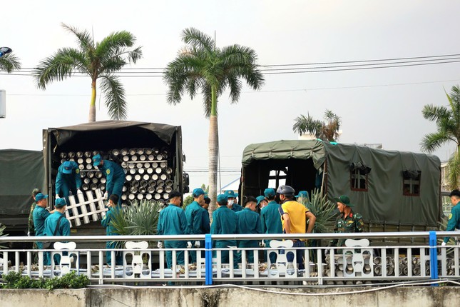Cận cảnh trận địa pháo hoa trên sà lan trước giờ khai hỏa ảnh 5