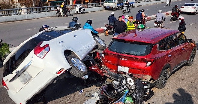 Hanoï : En appuyant sur la mauvaise pédale d'accélérateur, le conducteur de la voiture a sauté sur la moto, provoquant une série d'accidents