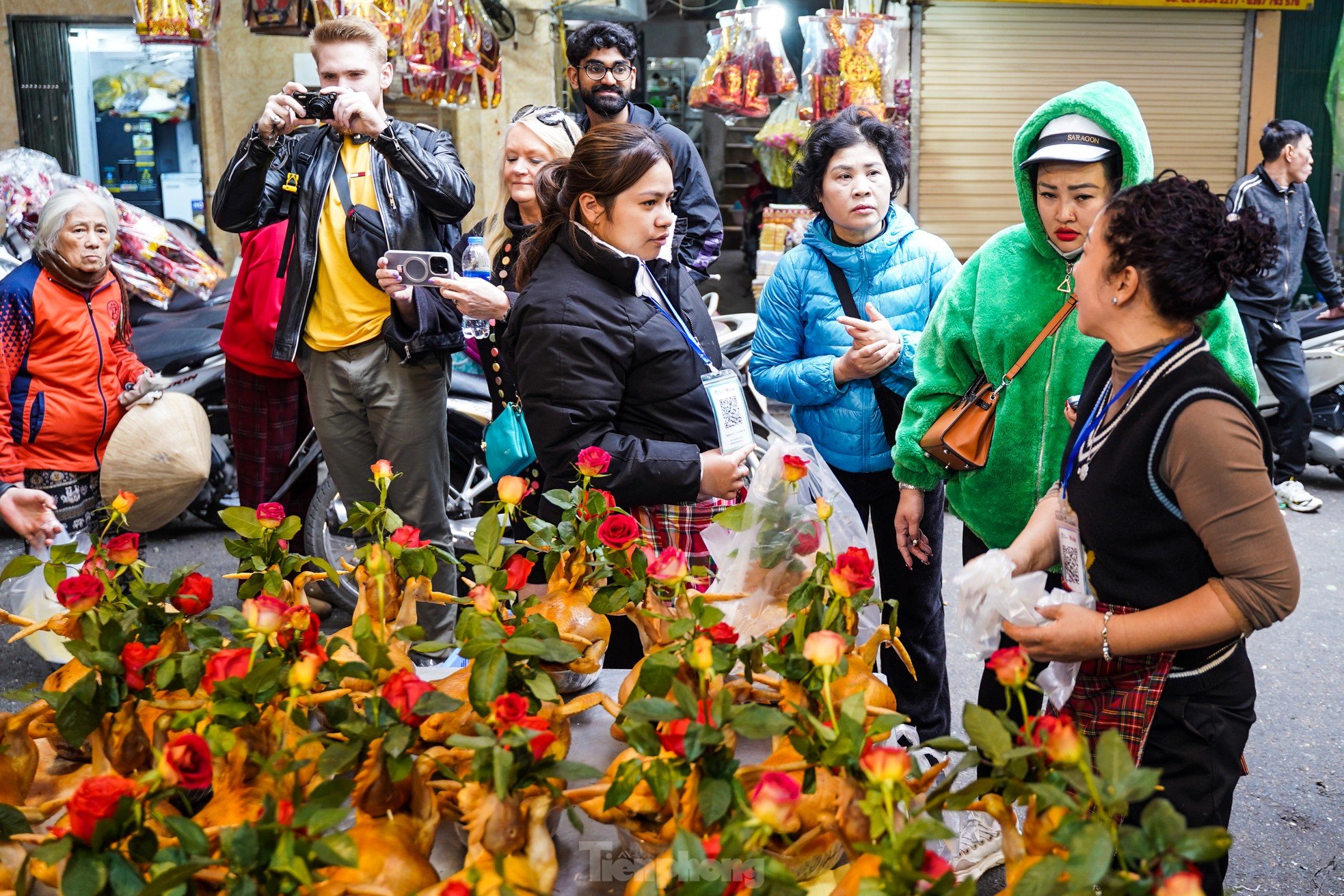 Die Einwohner von Hanoi geben am Morgen des 29. Tet-Festes eine halbe Million Dong aus, um auf dem „Markt der Reichen“ Hühner mit Rosen im Maul zu kaufen. Foto 2