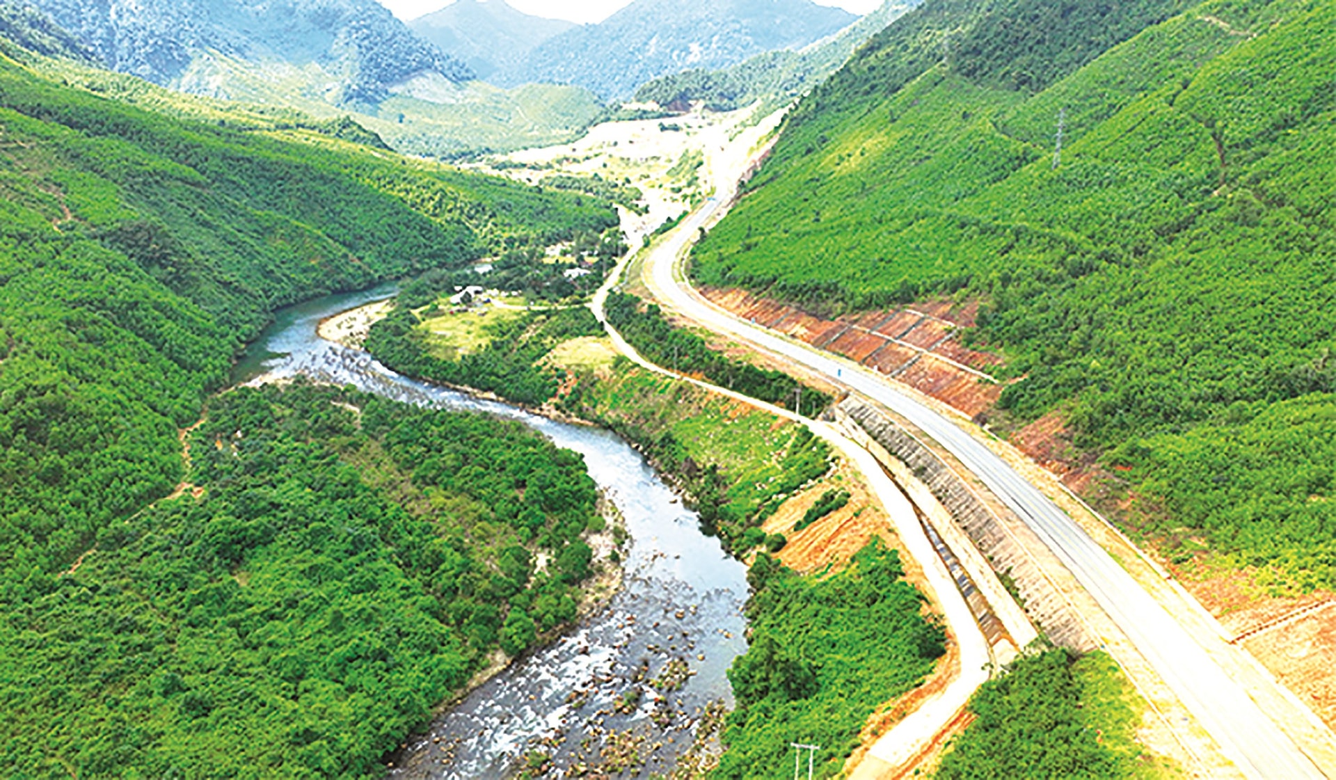 រូបភាពទី ៨ (អ៊ីនធឺណិត) - ផ្លូវល្បឿនលឿនឡាសឺន - ទុយឡន ឆ្លងកាត់ភ្នំ និងព្រៃឈើដ៏អស្ចារ្យ។