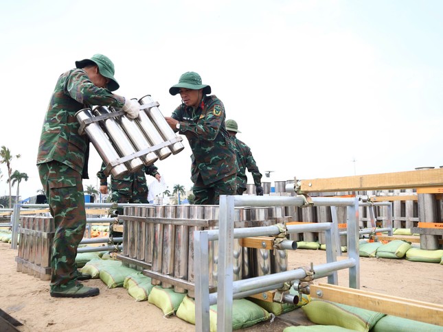 Cận cảnh trận địa pháo hoa trên sà lan trước giờ khai hỏa ảnh 6