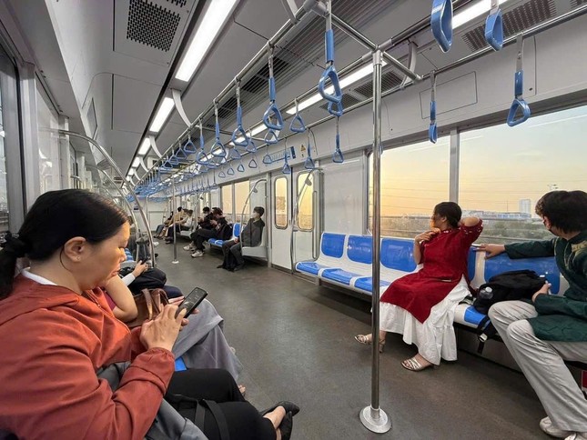 Bố trí xe điện tại ga cuối metro TPHCM phục vụ người dân viếng Nghĩa trang Liệt sĩ ảnh 2