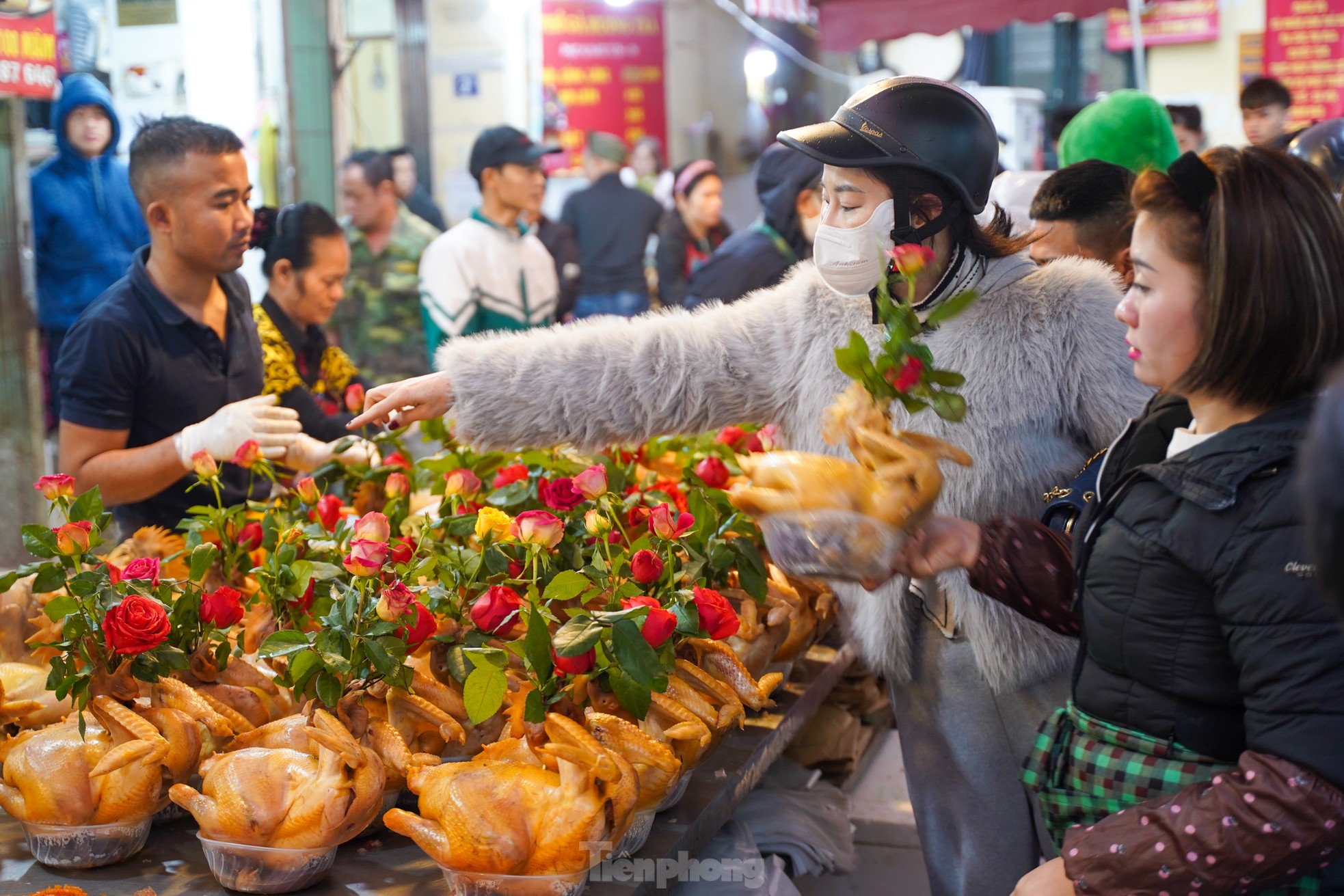 Die Einwohner von Hanoi geben am Morgen des 29. Tet-Festes eine halbe Million Dong aus, um auf dem „Markt der Reichen“ Hühner mit Rosen im Maul zu kaufen. Foto 6