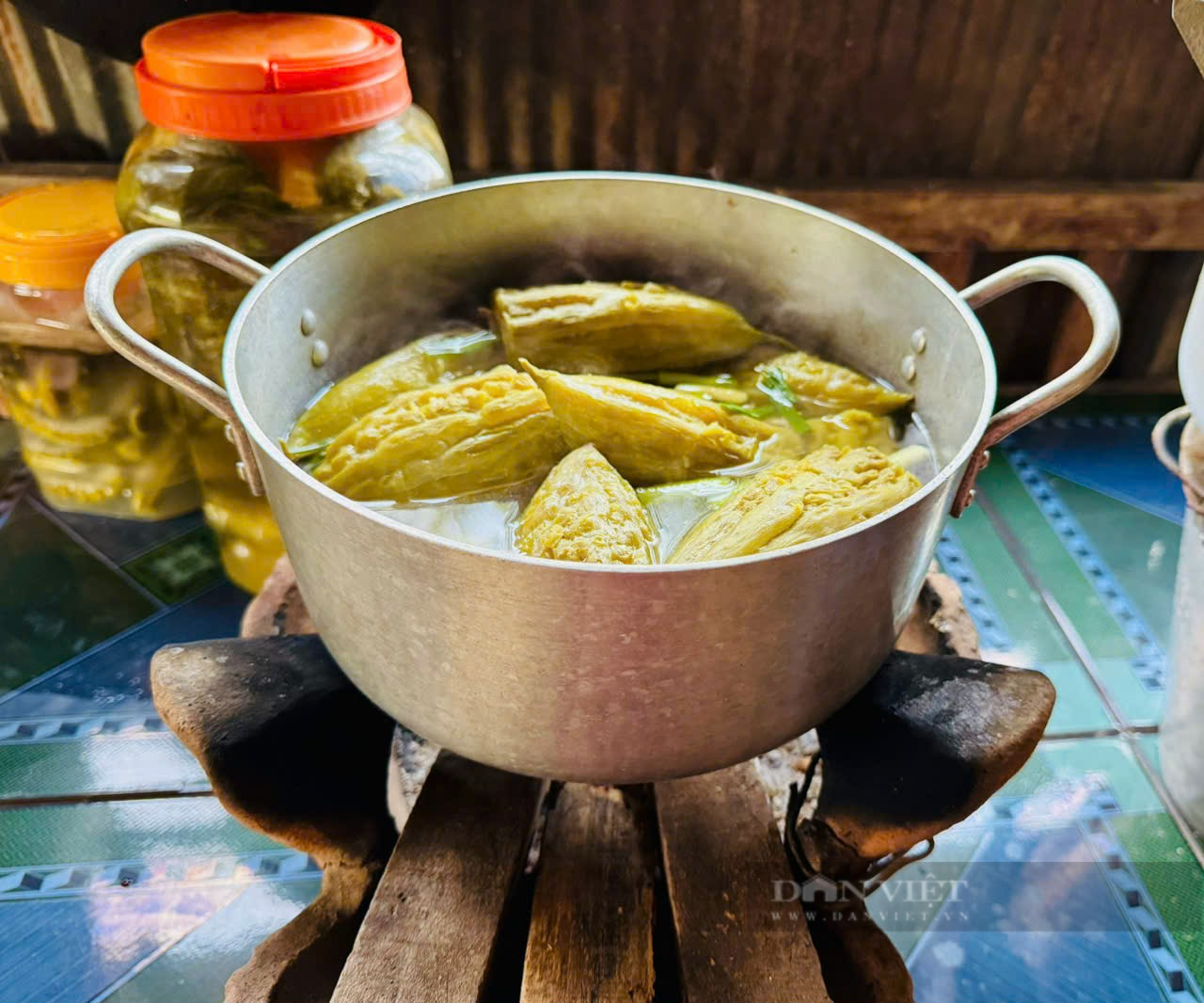 Vì sao mâm cơm cúng rước ông bà ngày 30 Tết ở miền Tây luôn có món canh khổ qua? - Ảnh 3.