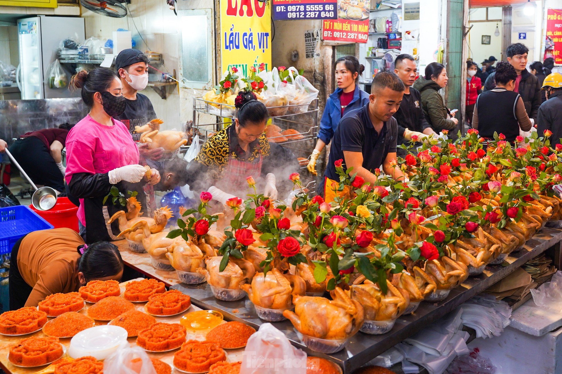 Die Einwohner von Hanoi geben am Morgen des 29. Tet-Festes eine halbe Million Dong aus, um auf dem „Markt der Reichen“ Hühner mit Rosen im Maul zu kaufen. Foto 8