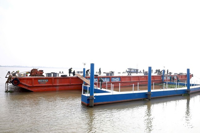 Cận cảnh trận địa pháo hoa trên sà lan trước giờ khai hỏa ảnh 3