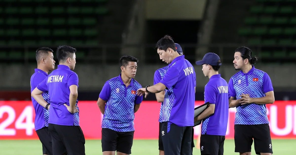 Regional football fluctuates greatly, Vietnam is under pressure