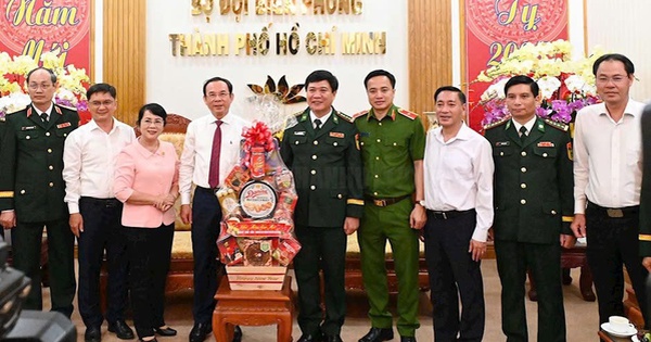 Le secrétaire du Comité du Parti de Ho Chi Minh-Ville visite et encourage les unités en service pendant le Têt et en préparation au combat