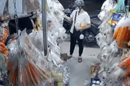 Un coche se estrella contra una tienda de papel de arroz mixto y dos personas son arrastradas en la ciudad de Ho Chi Minh.
